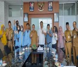 Wabub Bengkalis Bagus Santoso menyambut kunjungan FKDM Riau dan mahasiswa KKN Unri (foto/ist)
